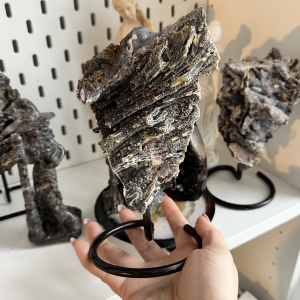 Agat z chalcedonem surowym na stojaku, surowa druza F52