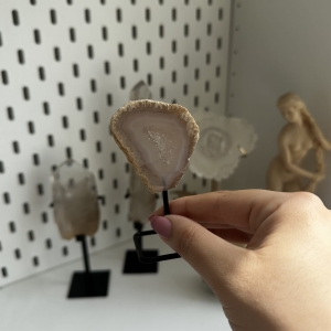 Agat z druzą plaster na stojaku D47