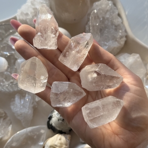 Monokryształ  kwarcu stojący samodzielnie,  kryształ górski  K55