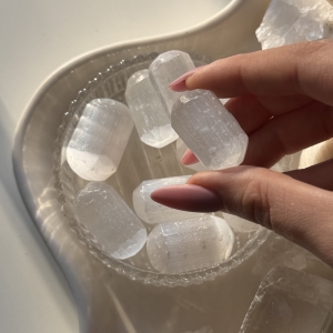 selenit, satin spar polerowana bryłka B42